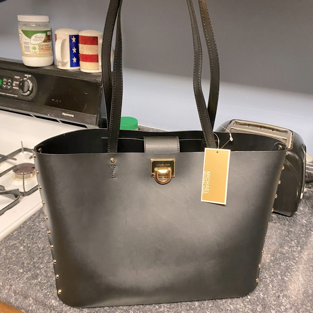 Brand new w/ tags Michael kors manhattan tote bag retails for $498 asking $250